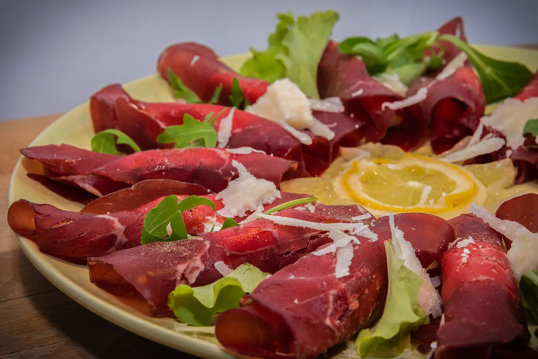 Tirano e la sua cucina: Dove i Sapori delle Alpi Diventano Poesia - Bresaola